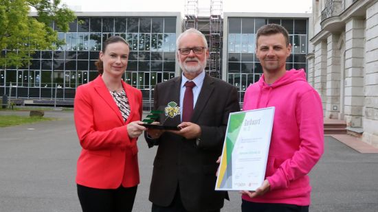 v.l.: Juliane Schnabel in Vertretung des Geraer Oberbürgermeisters, Prof. Jürgen Müller und Steve Schubert (Vorsitzender Studenten-Förderverein Gera e.V.)