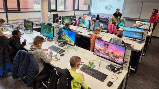 Kinder nehmen am Workshop der Kinderuni teil