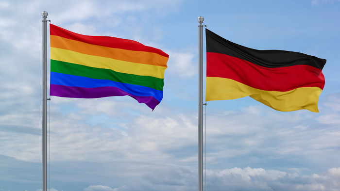 Bild der Pride Flagge und der Deutschlandfahne.