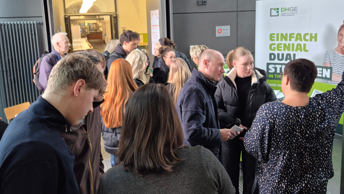 Ein Bild mit Studieninteressierten zum Hochschulinfotag im Frühjahr 2026