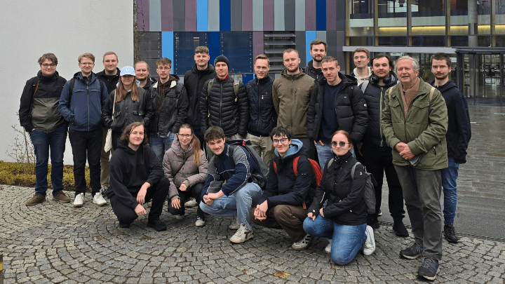 Prof. Bussemer mit 23 Studierenden bei der "Quanten-Exkursion" am 10. April 2026 vor dem Fraunhofer-Institut Jena