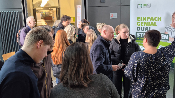 Ein Bild mit Studieninteressierten zum Hochschulinfotag im Frühjahr 2026