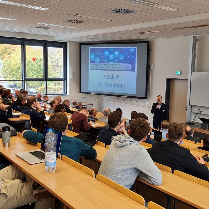 Prof. Dr. Matthias Gröger begrüßt die Gäste